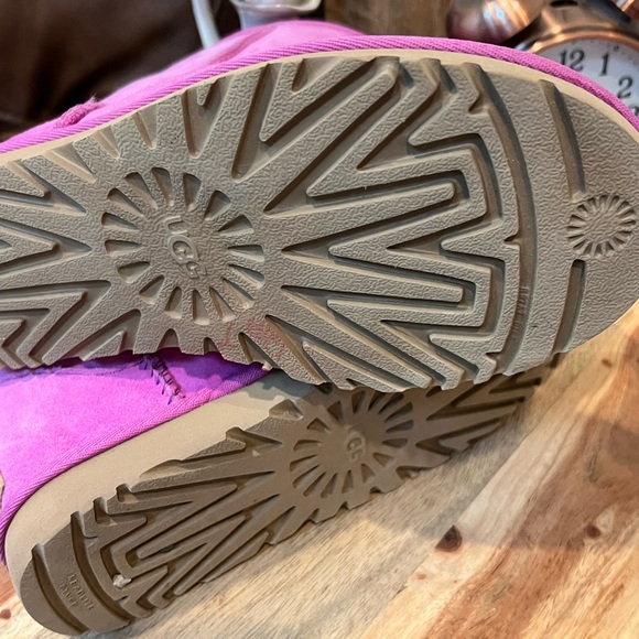 UGGS AUTHENTIC purple magenta size 6 (37). Never worn with slight marks. - Picture 3 of 14